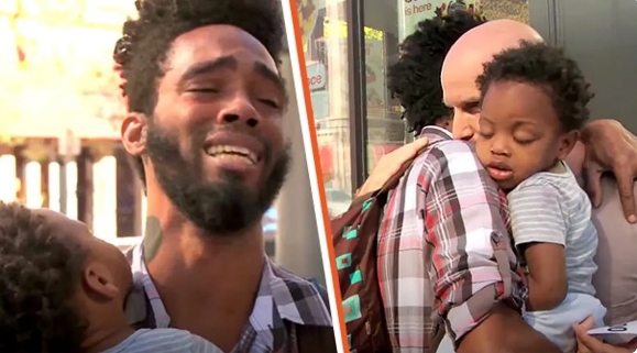 Un étranger aborde un père sans-abri avec un fils d'un an, lui offre 1000 dollars et un endroit où vivre